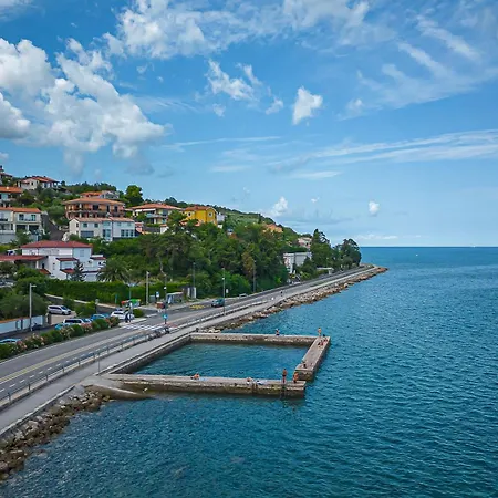 Romanticni Ob Morju - Happy